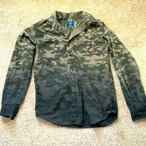 Men’s green camouflage M camo button up long sleeve slim fit  Medium